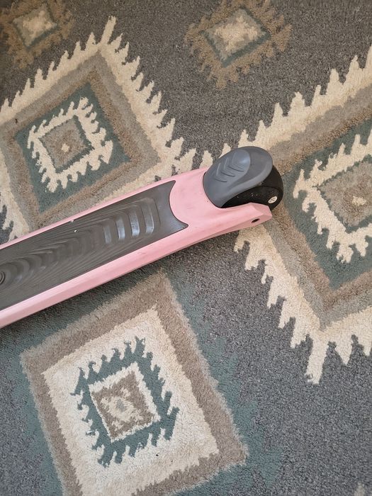 Trotineta electrica copii roz