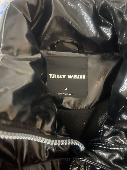 Черно лачено яке