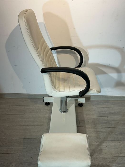 Set Scaun Pedichiură cu Ucenic Cosmetic și Suport Picior