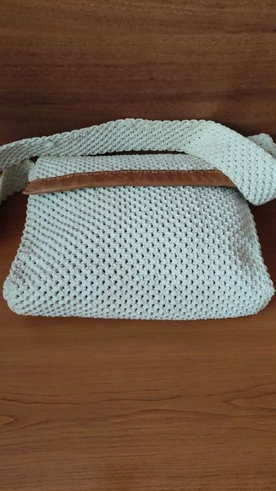 Дамска чанта ръчно плетена на една кука