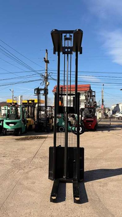 Stivuitor electric cu catarg stacker electric