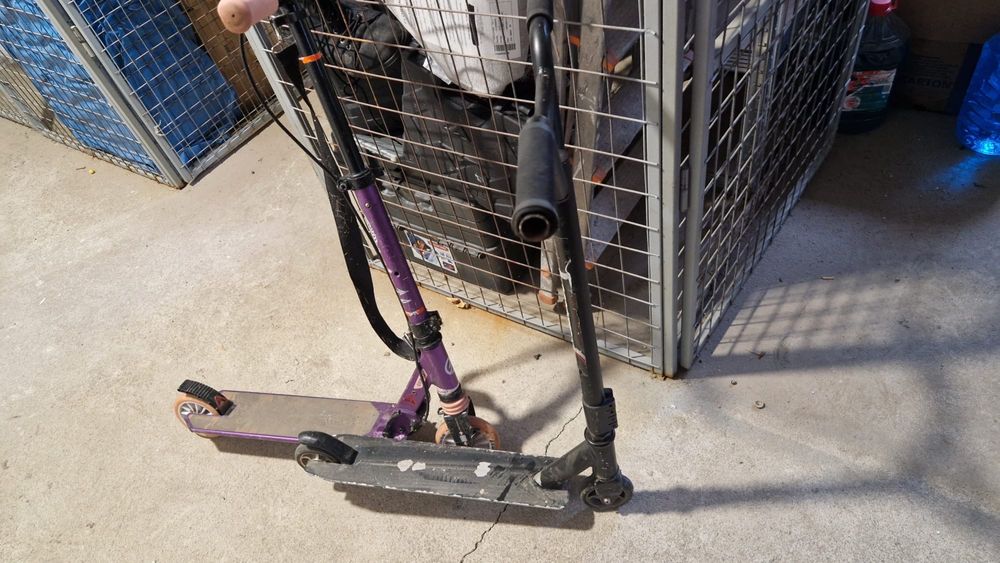 Biciclete si trotinete si un birou