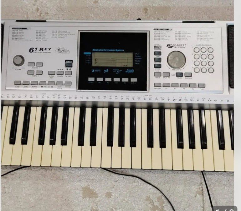 Продам синтезатор