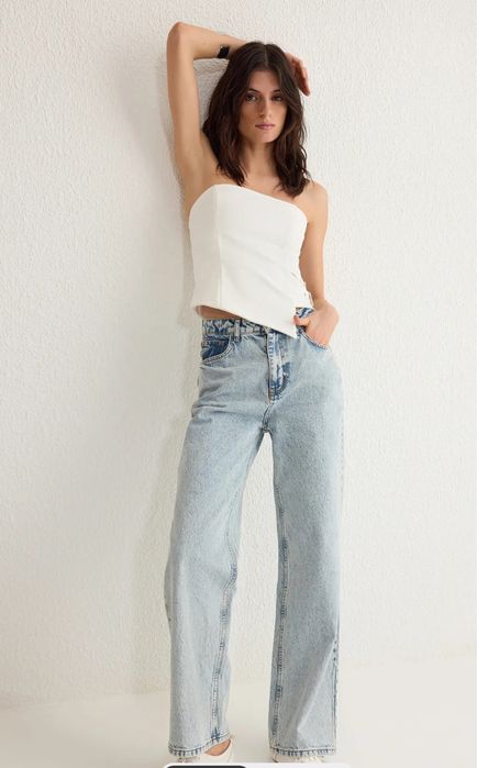 Светло сини дънки с висока талия и широки крачоли