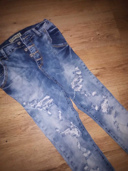 Накъсани дамски дънки