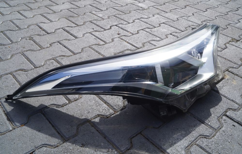 Десен фар Тойота ЦХР TOYOTA CHR  LED EUROPA 81110-F4031-00