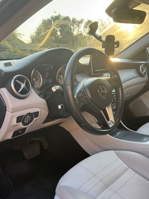 Mercedes-Benz CLA 200 unic proprietar