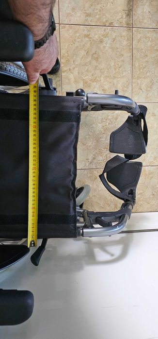 Carucior cu roti pentru persoane cu dizabilitati .