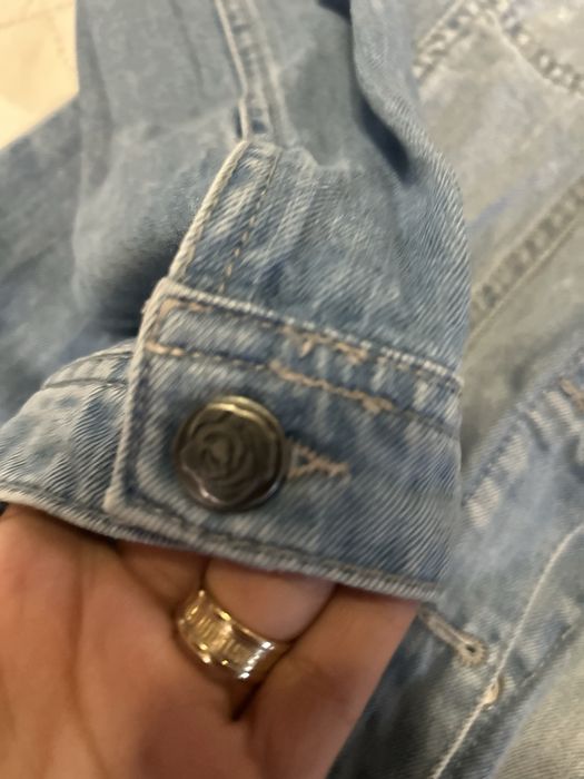 Geacă din denim cu ținte și aplicații