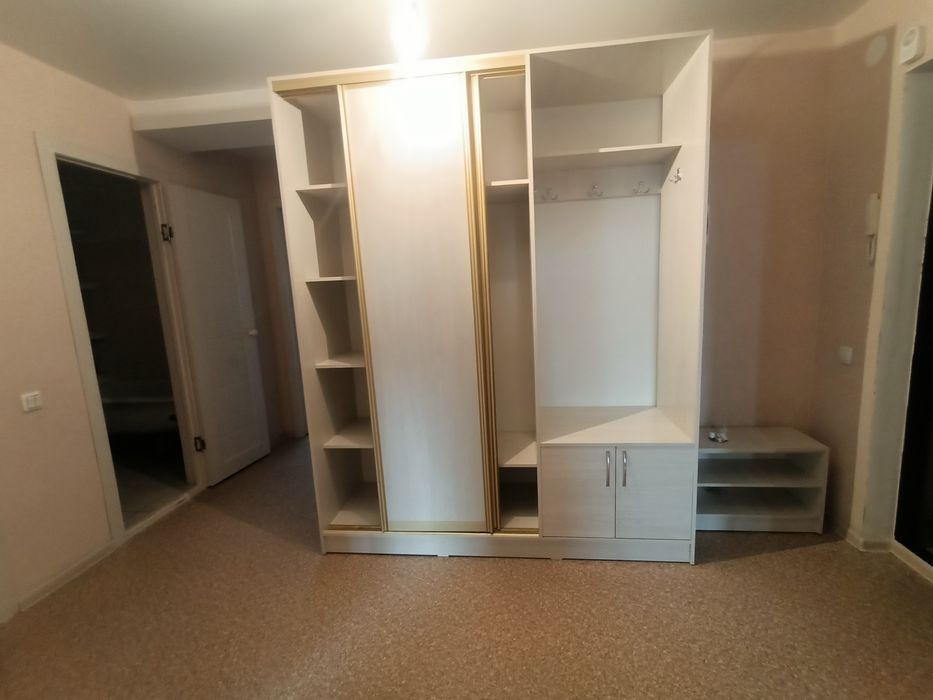 Продается шкаф-купе в отличном состоянии.