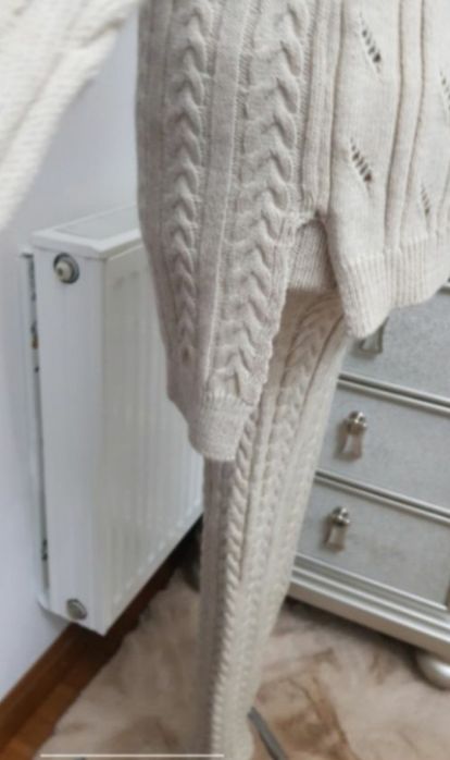 Costum tricot,nou,culoare crem,model deosebit M