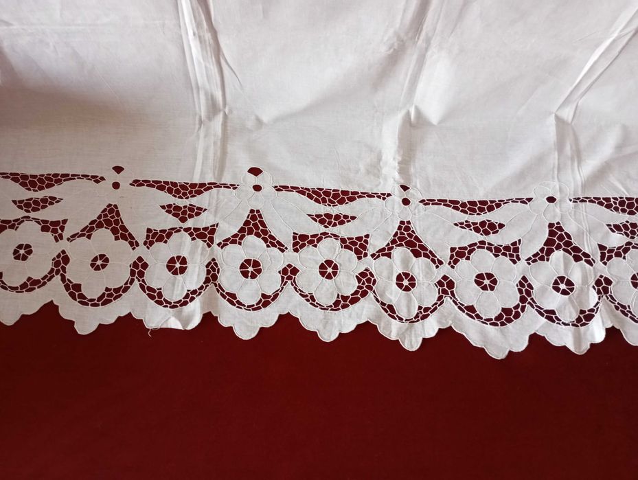 Бял памучен чаршаф с машинна бродерия