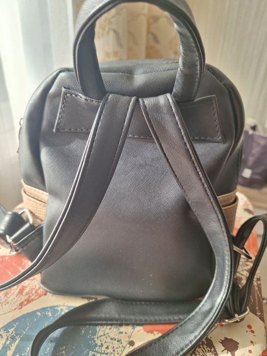 Много удобна дамска раница,среден размер,цвят черен и златист,като нов