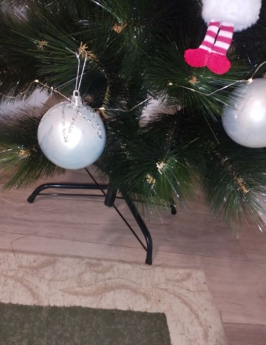 Елка вместе с дед морозом и игрушками