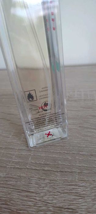 Benetton -Hot apa de toaleta