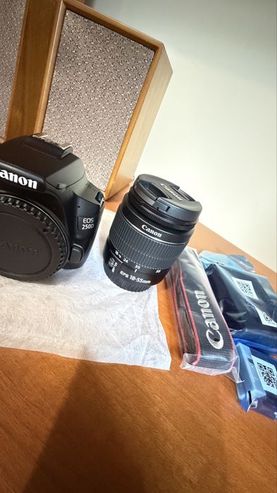 Aparat Foto DSLR Canon EOS 250D Kit 18-55mm III – Nou, Nefolosit (0 Cadre)