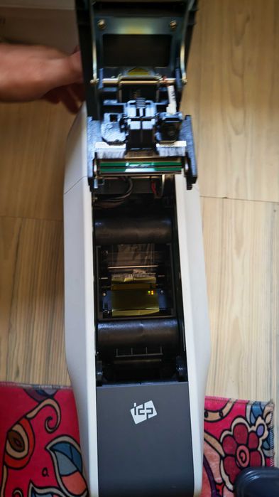 Imprimantă carduri – stare ca nouă, utilizare minimă (≈1000 carduri) IDP 51