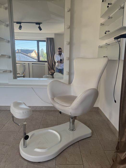 Fotoliu pedichiura si rafturi de sticla