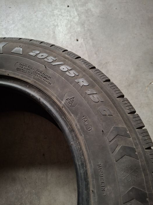 2 Anvelopele de iarnă 205 65 r15C Michelin