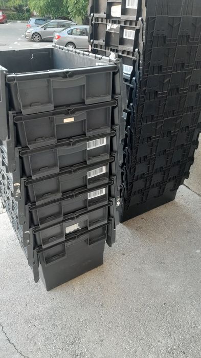 Cutii cu capac din plastic alimentat