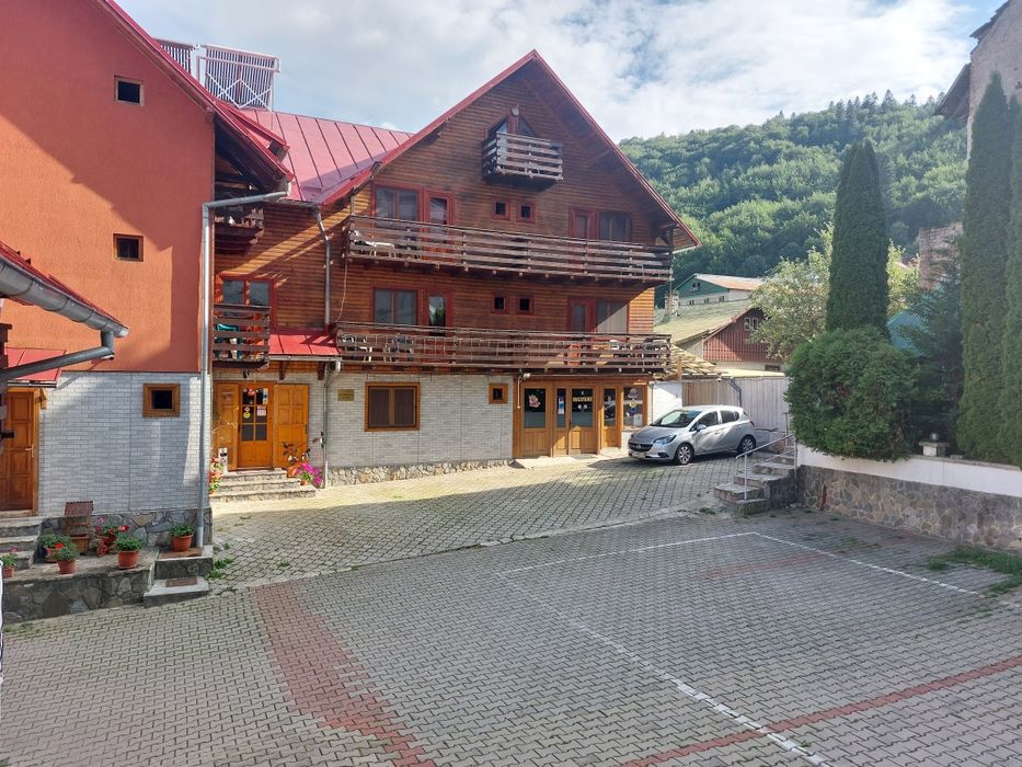 Sinaia centru, de închiriat vilă 9 camere, parcare 10 mașini, termen lung