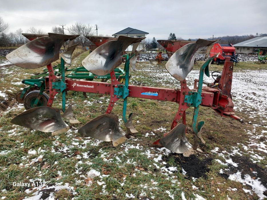 Vând plug kverneland revesibil 3 cormane (2+1)