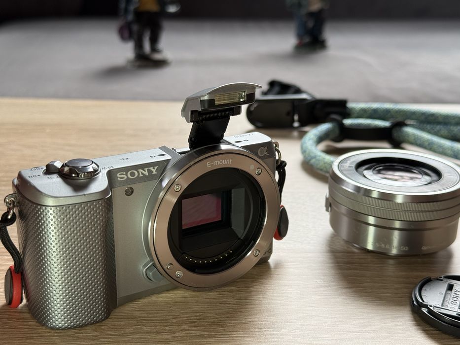 Sony Alpha A5000 + 16-50mm OSS