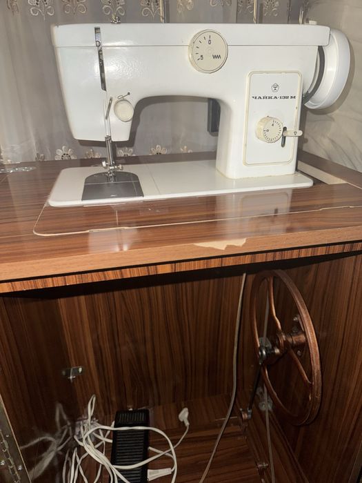 Швейная машина Чайка (Продается вместе с тумбой)