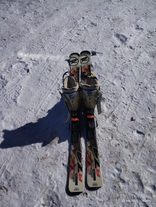 Vând schiuri și clapari