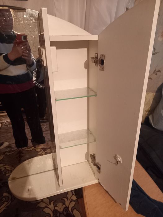 Продам зеркало в ванну с подсветкой и полочками