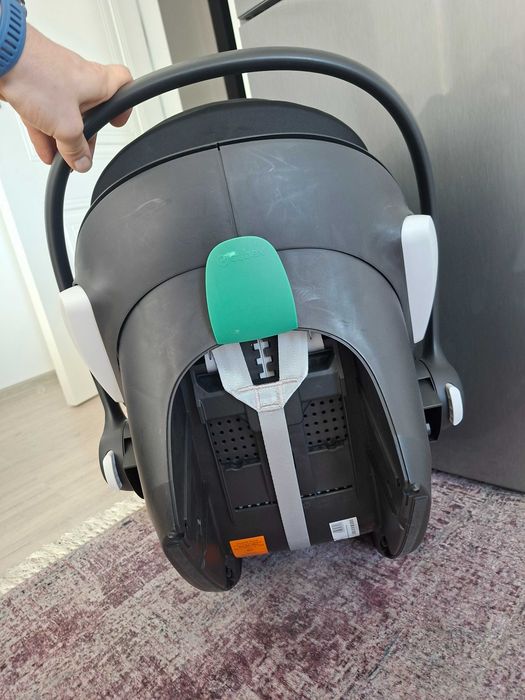 Столче за кола Cybex Aton B2 с основа Isofix в много добре състояние