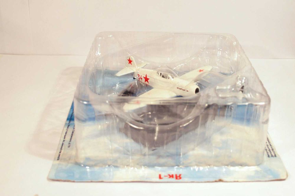 Коллекционная модель самолета игрушки Як-1 в масштабе 1:111