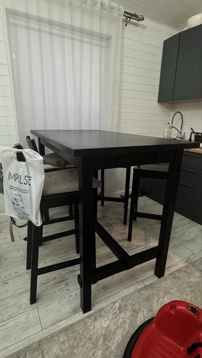 Барный стол и 4 стула