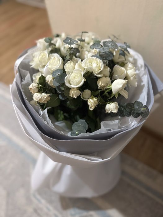 Белые кустовые розы за 5000 тенге