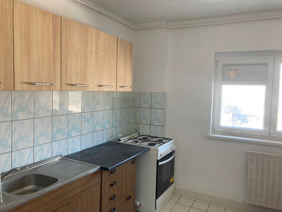 La 5 minute de metrou Eroii revolutiei si de parc Carol si Tineretului