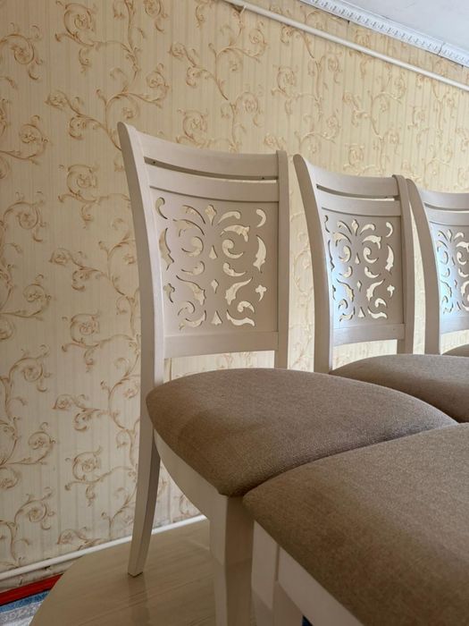 Стол и стуля в хорошем состоянии