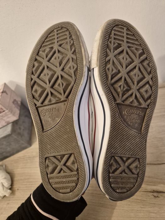 Converse tenesi albi