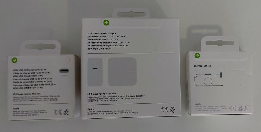 Incarcator original 30W iPhone 17 Pro Max . Cablu original de 60W si folie Titan Glass.