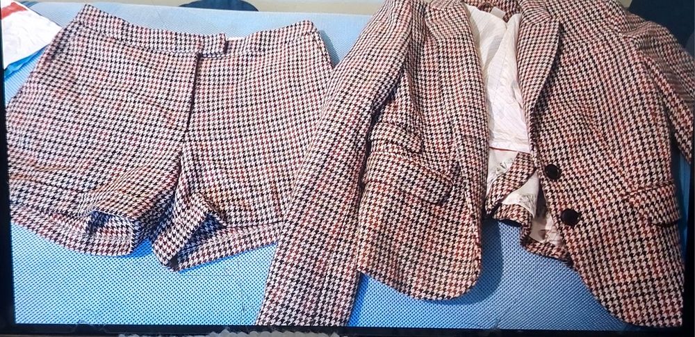 Costum H&M cochet din material  lână/stofa calitativa,guler maron piele intoarsa,
