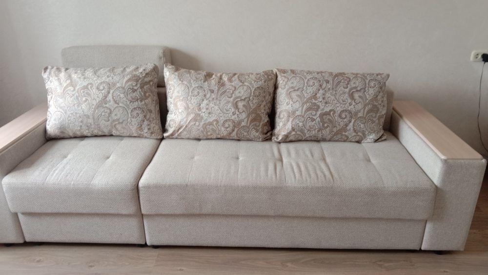 Продам бежевый диван