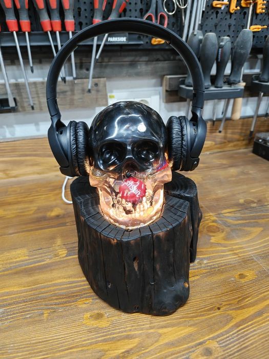 Lampa din rășină pe lemn de nuc, suport casti