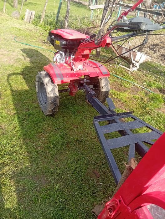 Vând motocultor cu remorca