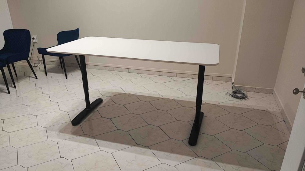Ikea бюро Bekant бял плот с черни крака