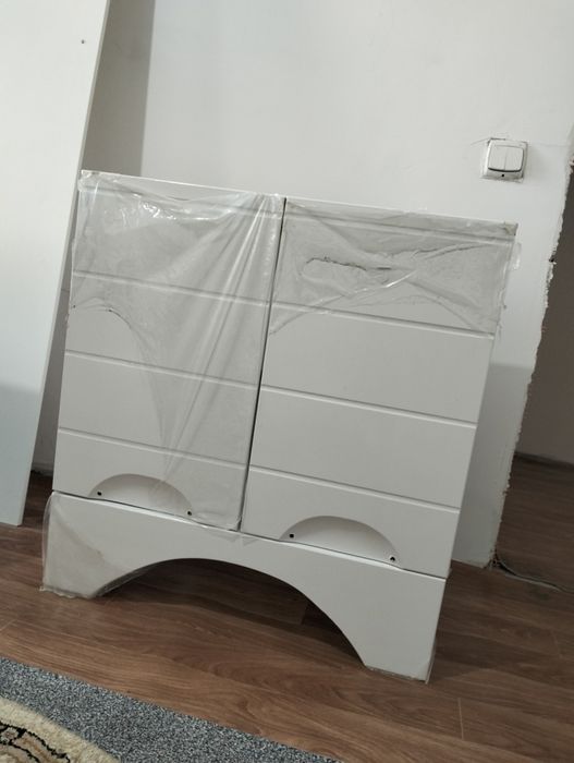 Раковина с зеркалом и мебелью