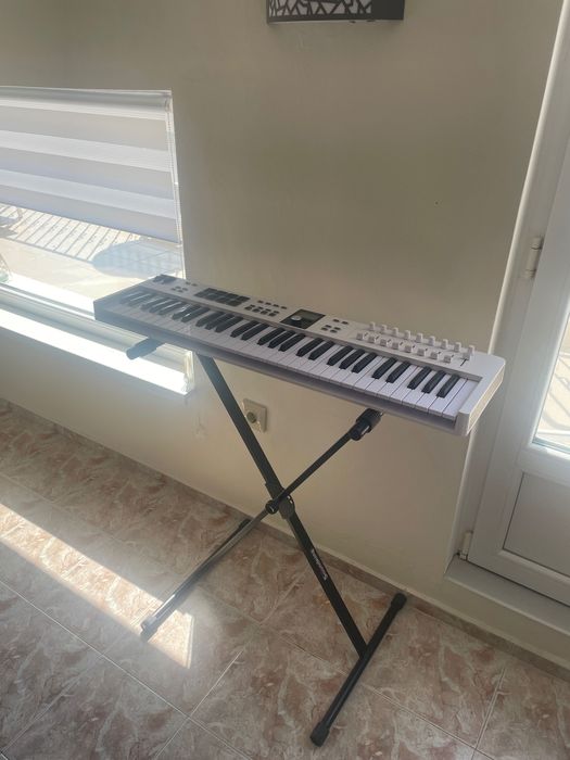 КАТО НОВА MIDI клавиатура Arturia KeyLab Essential 61 MK3 White+Стойка