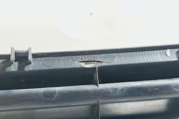 Grila  radiator cu mic defect Volkswagen VW Passat B5