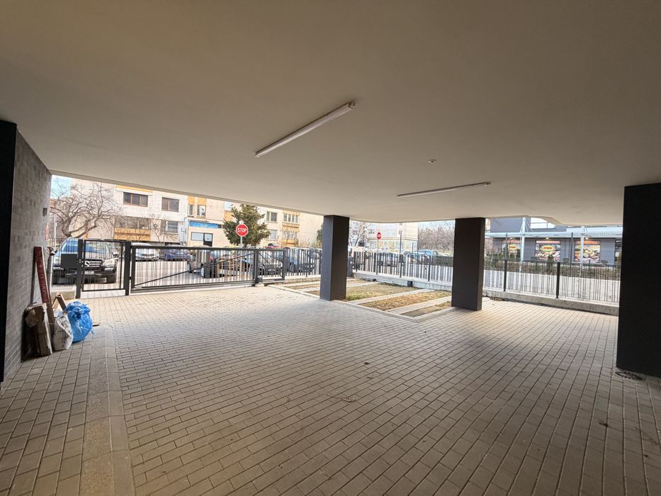 Отдавам патко място-люлин център.