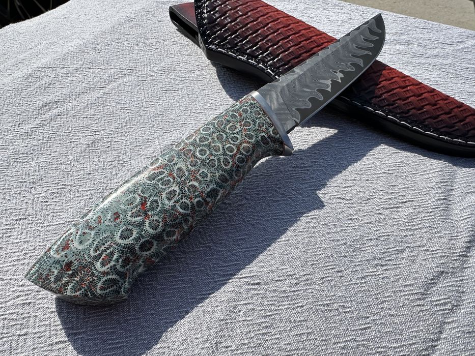 Ловен нож дамаск и стабилизиран корал