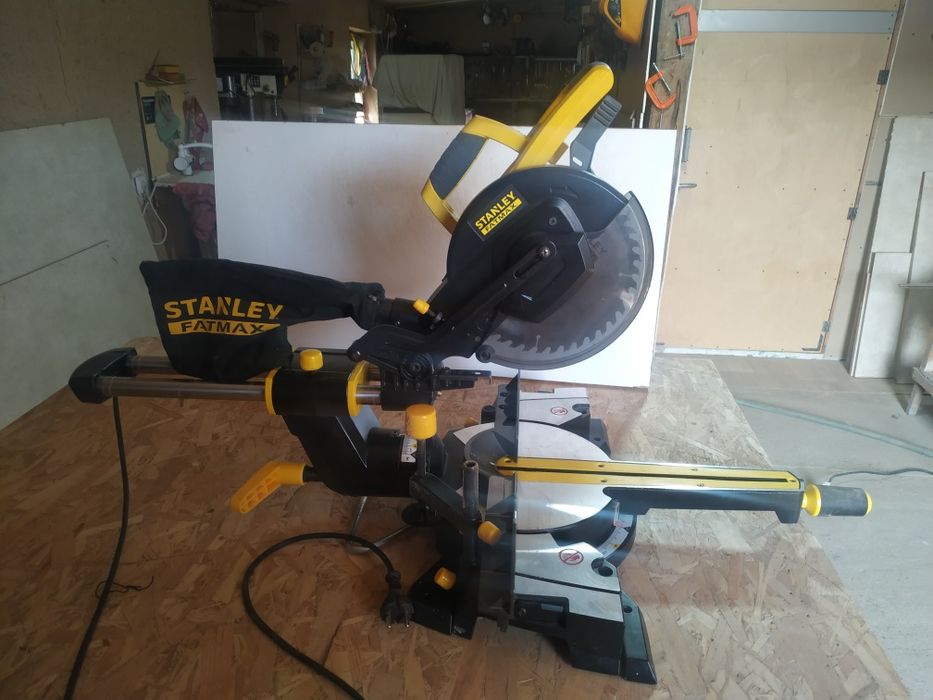 Продается торцовочная пила фирмы STANLEY.