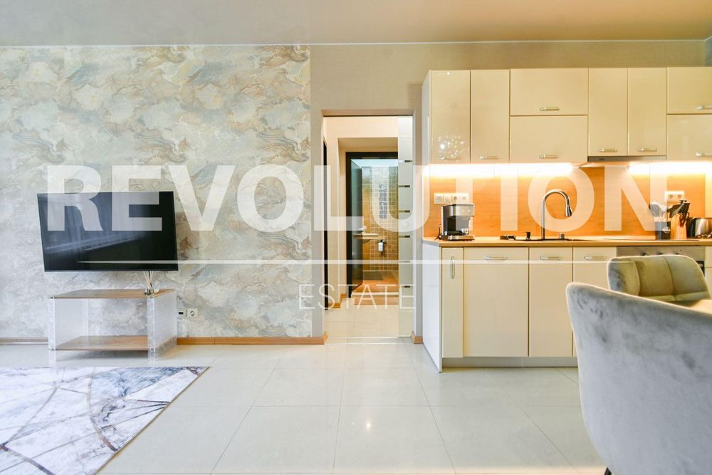 Дава се под наем Двустаен апартамент в София, Хладилника - 65 кв.м за 920 € - Снимка #2